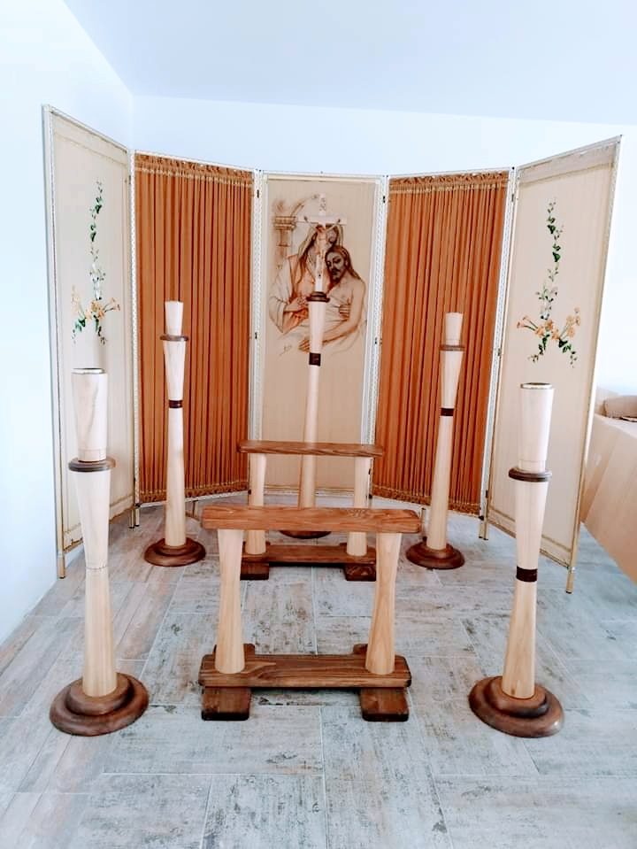 Capela noastră: paravanul și sfeșnicele din lemn strunjit