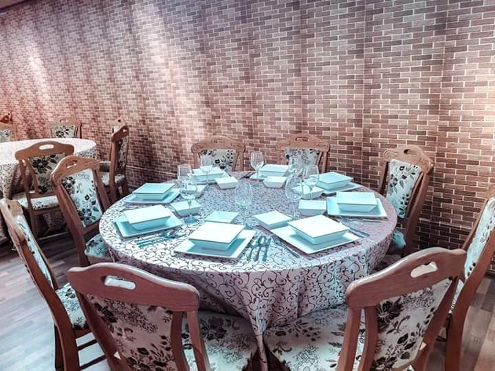 Sala de pomenire, cu masa pregătită